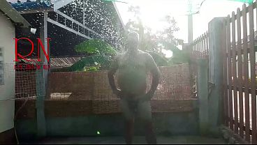 奴隶女人和主人。 在院子里洗澡。 奴隶主将他的奴隶带到他大房子的院子里。 今天天气非常热。 女奴隶必须清洗主人。 为此，他们使用位于花园后面的水管。 一个衣领的管家用绳子绑在院子的围墙上。 她无法逃脱。 奴隶很听话，很漂亮。 看着她，男人有想他妈的她的想法。