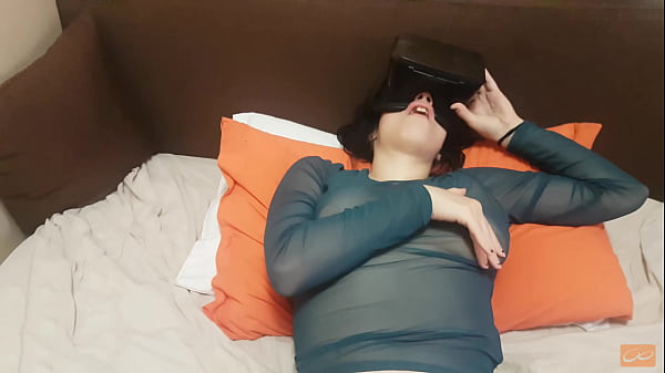 我在室友看虚拟现实色情片自慰后操她 - 无限制的性高潮