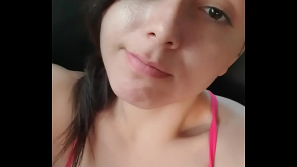 Mostrando a bucetinha melada no uber