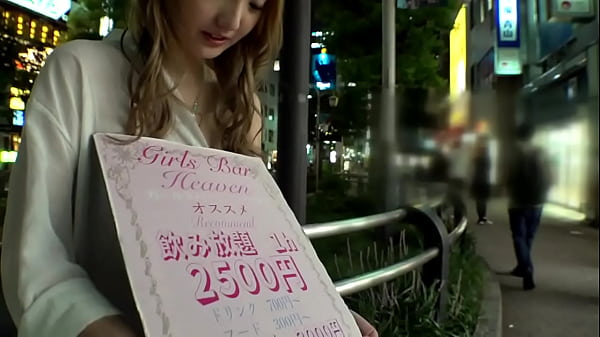 可爱妩媚的金发女孩 Maki。 连续两组大尺度镜头，展现了她纤细美丽的身体，灵敏度极高，颈部线条优美！