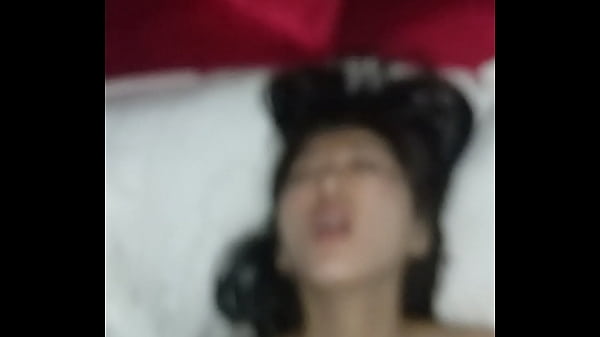 小騷貨在圓床房被男朋友搞的很爽，淫語插深壹點，老公妳的大雞吧好厲害