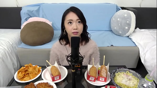 一個用她的陰部播放淫穢聲音的變態：聲音戀物癖。 她抬起她的屁股，像活塞一樣移動！ 她張開雙腿在內心深處做愛！